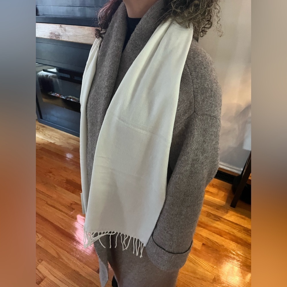 Steve Madden Womens Scarf Ivory White Mid Weight Muffler Fringe - Picture 7 of 9